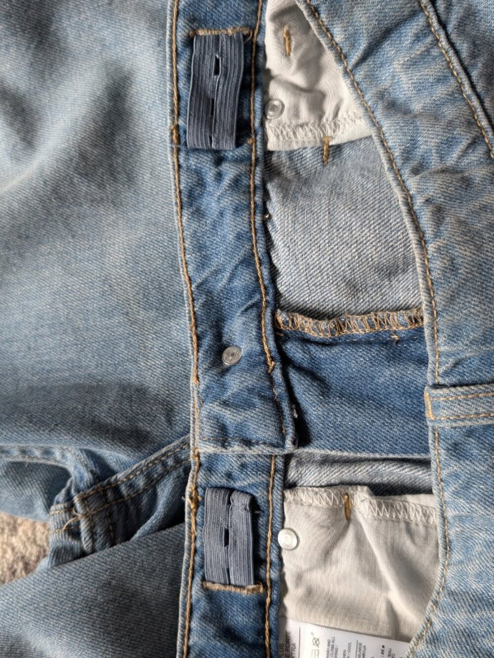 Old Navy High Rise Slouchy Straight Jeans 16 Extra Distressed Light Wash - Picture 6 of 9